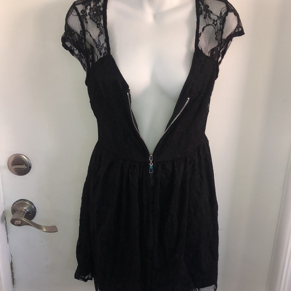 Black lace dress-zips all the way up! - Picture 3 of 8
